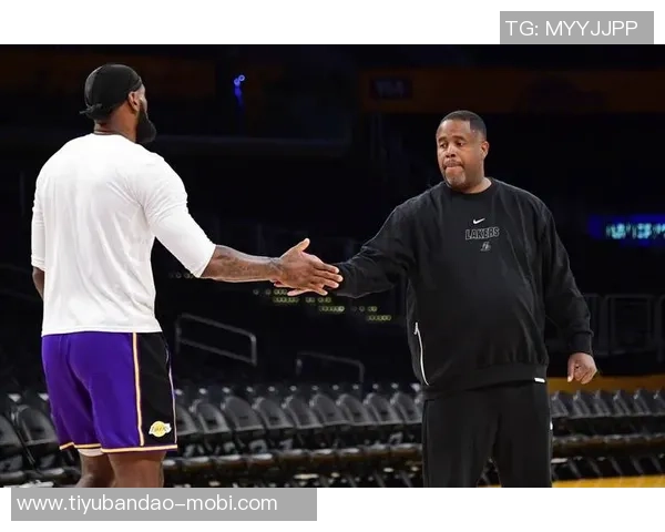 职业赌徒琼斯自称詹姆斯好友在维加斯赌场游走以求信任与机会